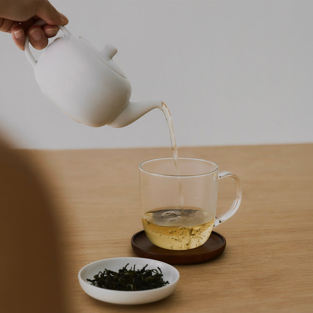 TG 陶瓷茶壺使用示意：極簡線條與俐落出水的完美品茗體驗