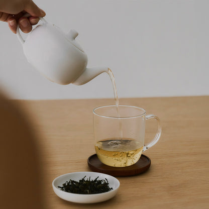 TG 陶瓷茶壺使用示意：極簡線條與俐落出水的完美品茗體驗