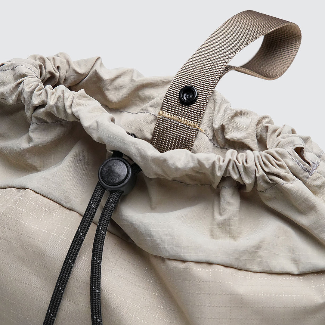 防潑水輕量束口小包（沙）