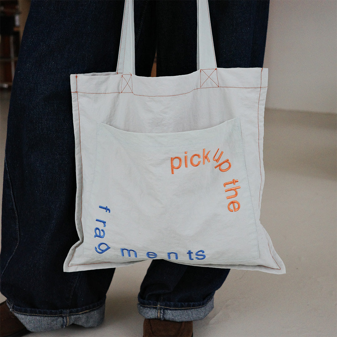 fragments 灰白刺繡購物袋