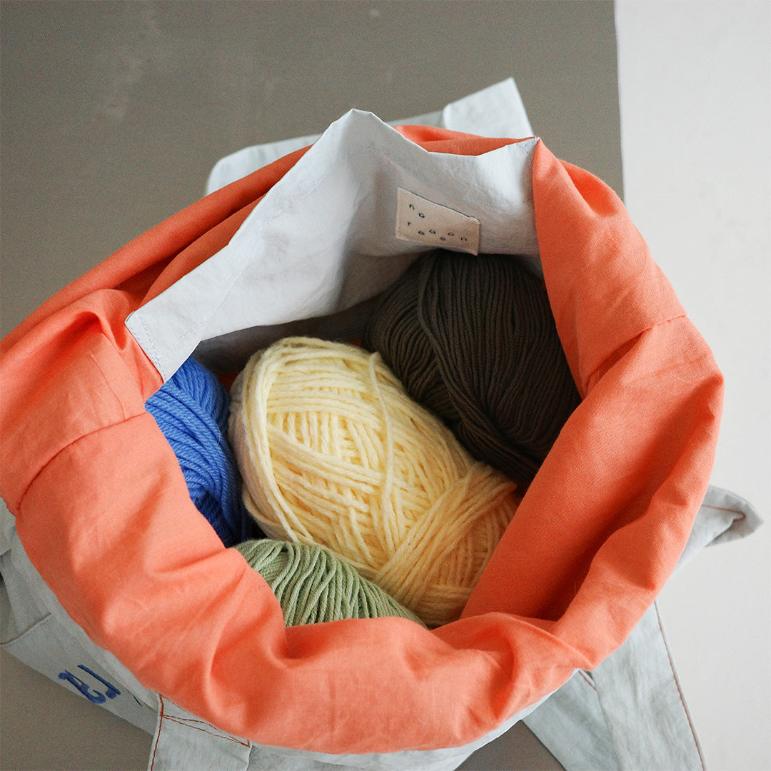 fragments 灰白刺繡購物袋