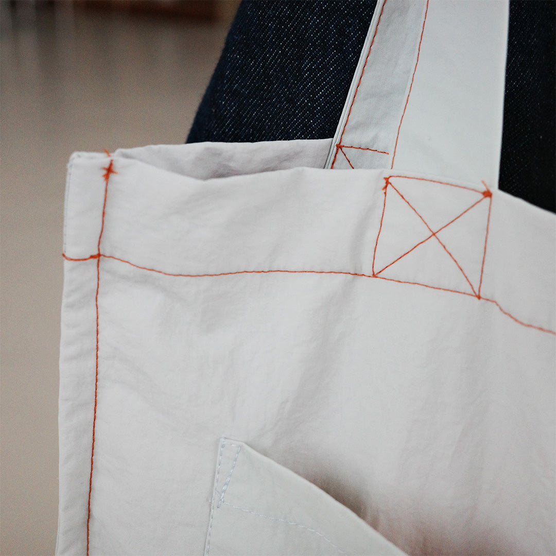 fragments 灰白刺繡購物袋