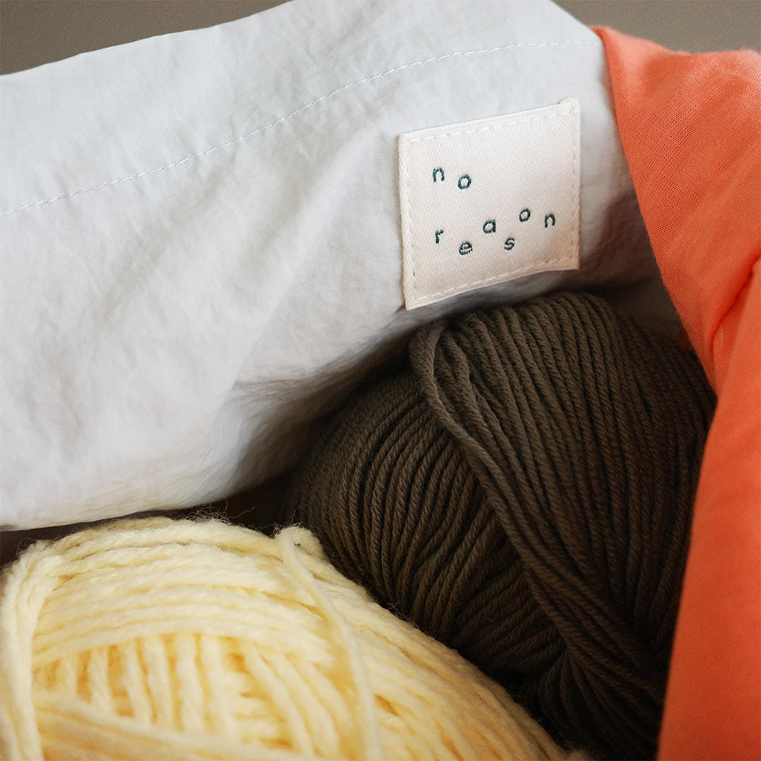 fragments 灰白刺繡購物袋