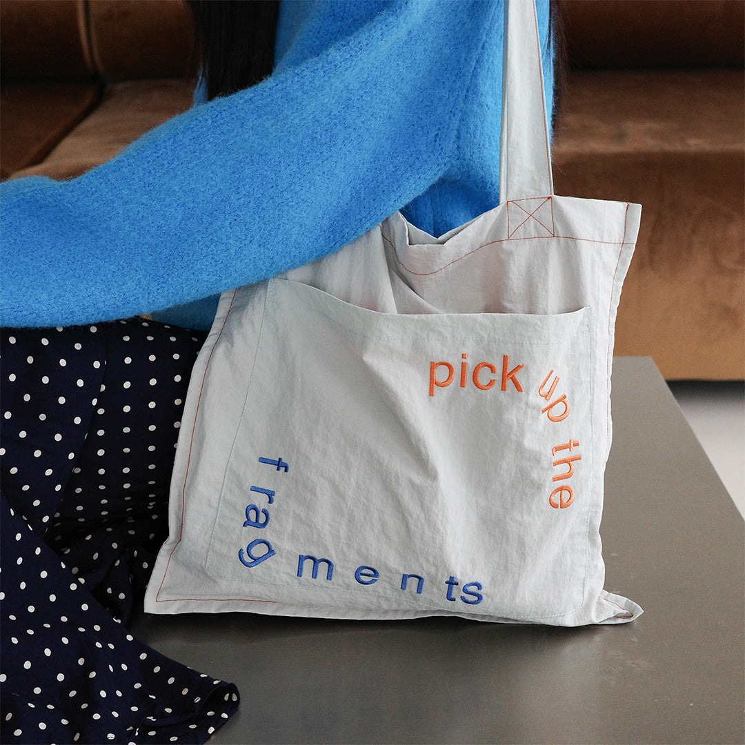 fragments 灰白刺繡購物袋