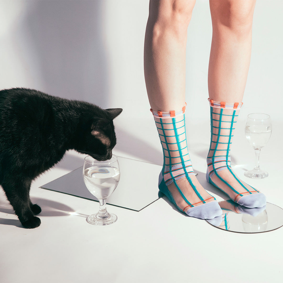 一抹綠點點格子透紗中筒女襪