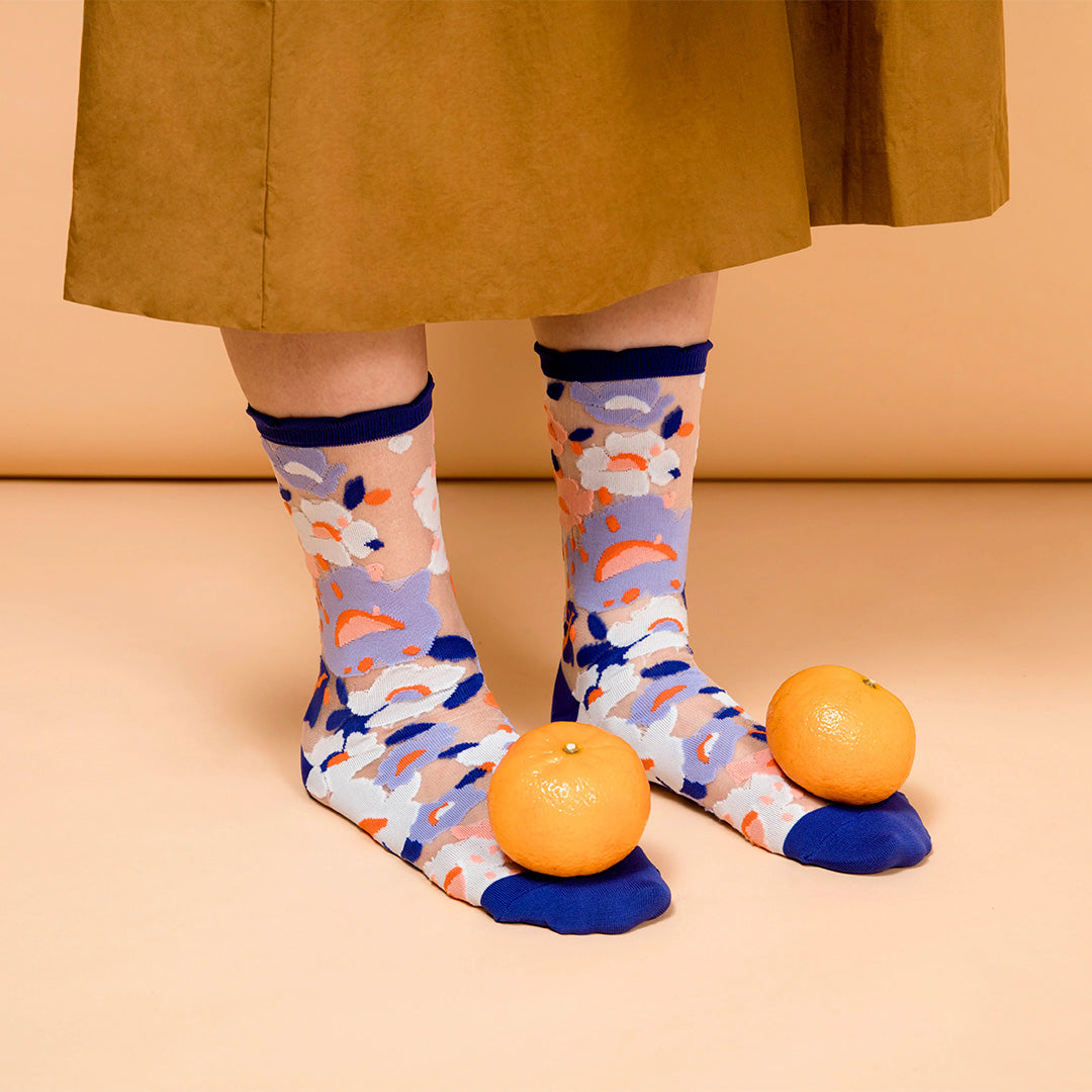 波斯藍小花透紗中筒女襪