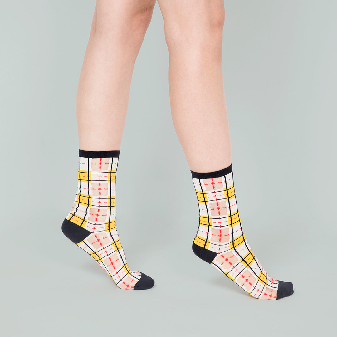 黑白格經典格紋透紗中筒女襪