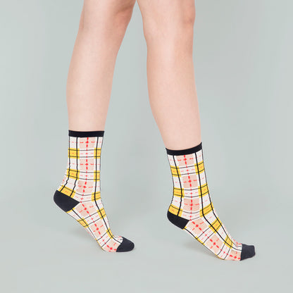 黑白格經典格紋透紗中筒女襪