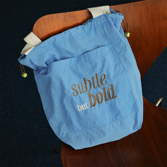 subtle but bold 防潑水天藍抽繩購物袋